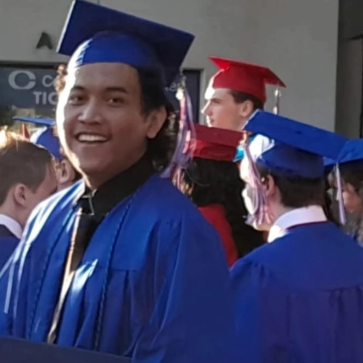 Aqilla Majesta, dan adiknya Aryabima Zahir Brilliant, merupakan siswa/santri ONLINE kami sejak tinggal di Semarang (bersekolah di SMA Semesta) hingga di Lexington, Kentucky, USA, berjarak sekitar 16.000 kilometer dari PI.E di Tegal