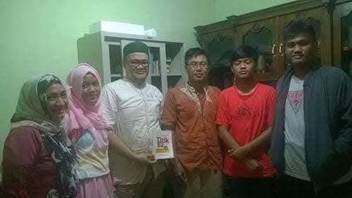 Kunjungan KH. Abdi Kurnia Djohan dan keluarga berdiskusi tentang belajar berpikir melalui matematika.