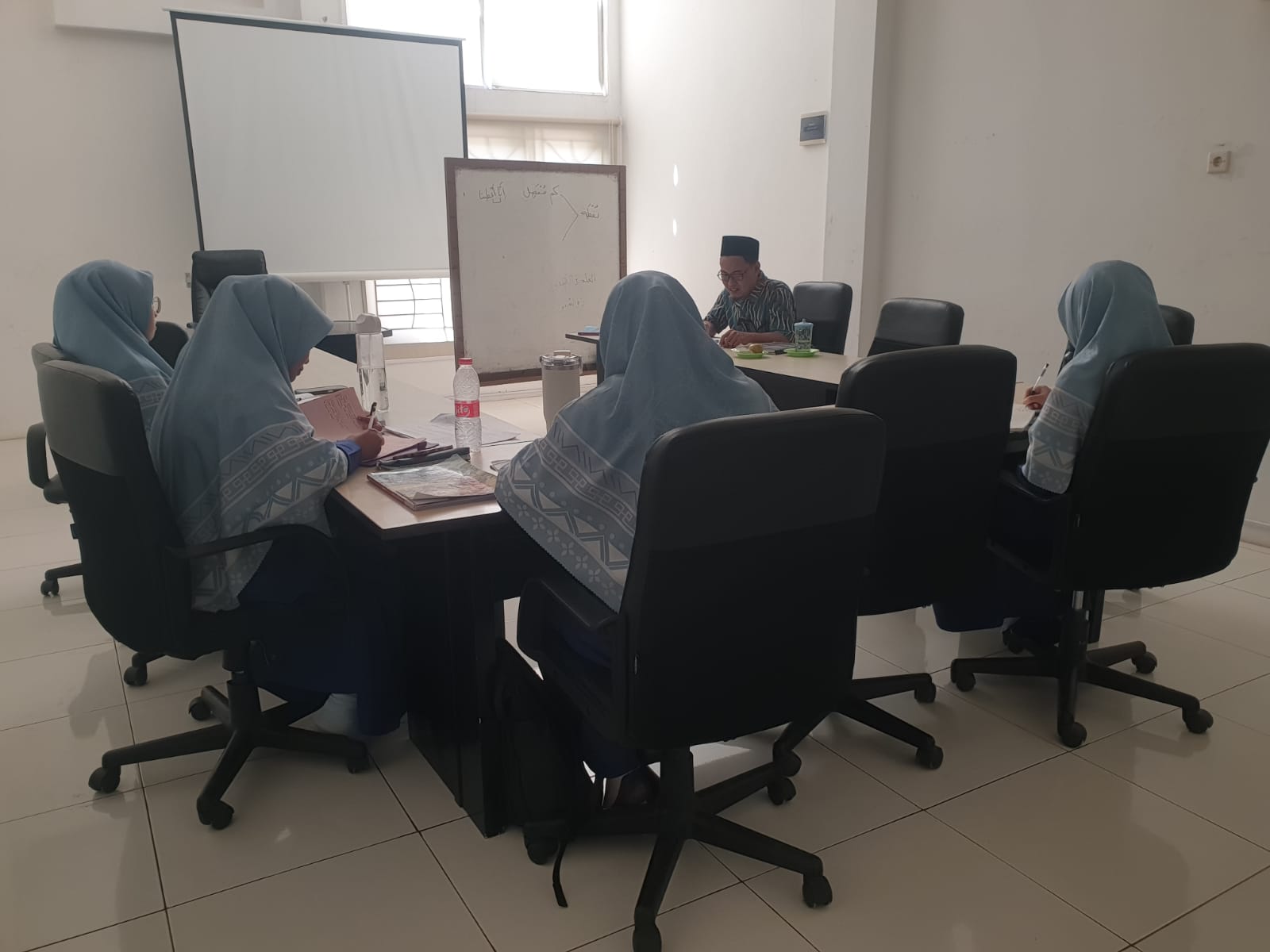 Ruang pertemuan perumusan Matematika Titik, yaitu Sekolah Al Biruni, berjarak 3 menit jalan kaki dari rumah penulis Titik Ba.