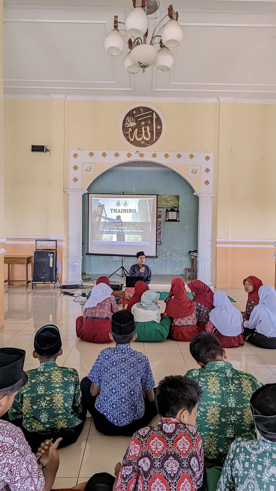 Ustadz Mufrodi, kepala sekolah SMP IT Elmuna-vie, sedang berbagi inspirasi Ayat-Ayat Cerita (AAC).