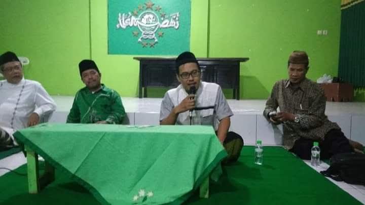 Ahmad Thoha Faz, menyampaikan sekelumit filosofi Matematika Titik, didampingi Rois Syuriah dan Ketua Tanfidziyah PCNU Kota Tegal.
