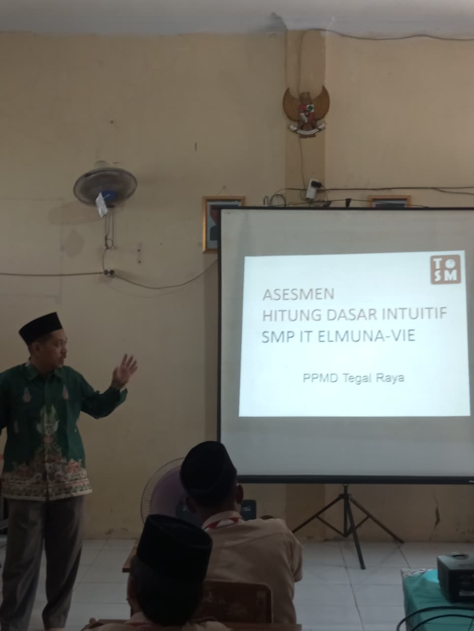 Mufrodi, kepala SMP IT Elmuna-vie, membuka pembekalan dalam rangka perintisan “ToSM Academy”.