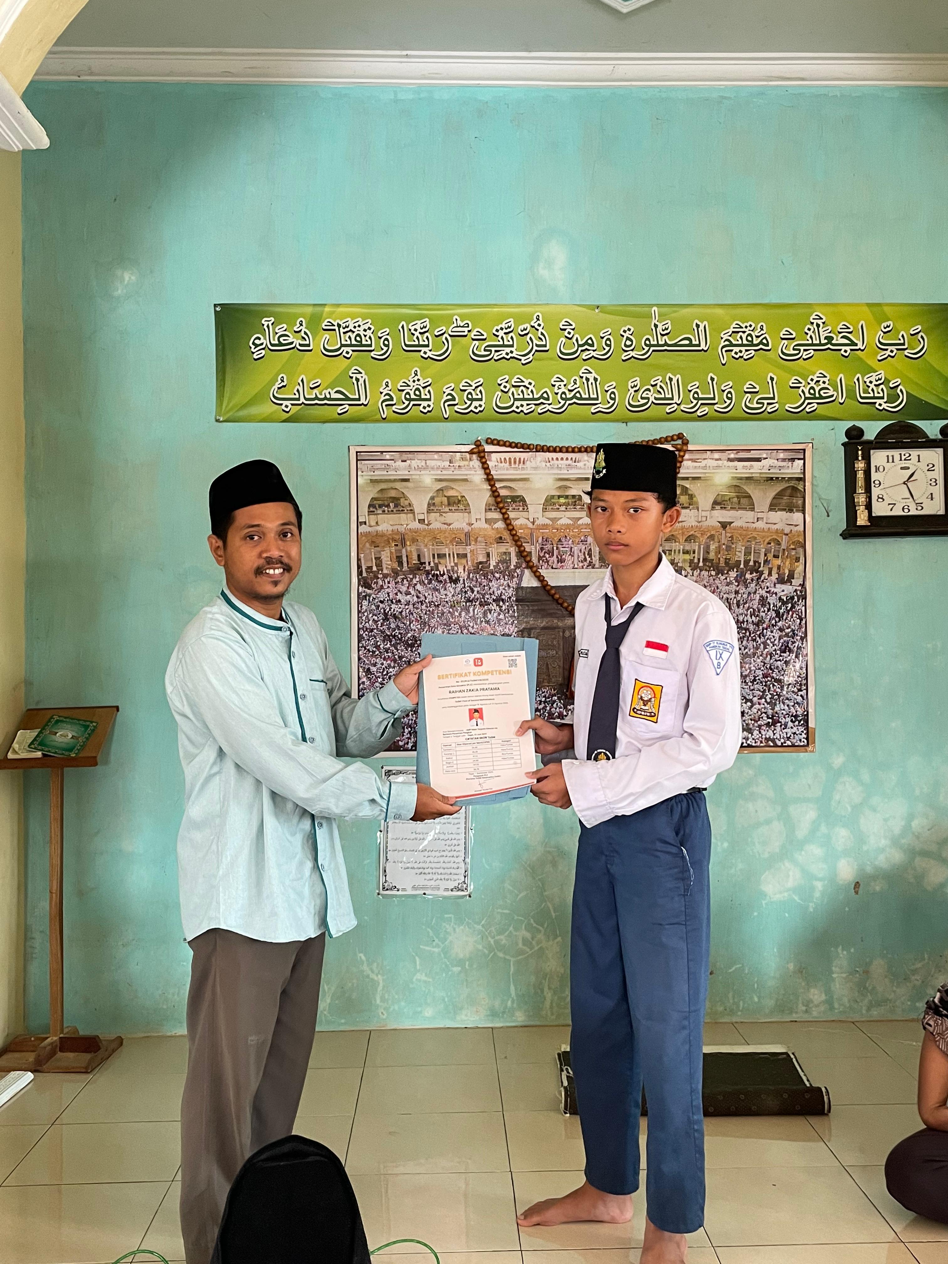 Berlokasi di Masjid Elmuna-vie, kepala sekolah menyerahkan sertifikat kompetensi ToSM perdana terbitan langsung Pesantren Ilmu Eksakta (PI.E).Biasanya diterbitkan oleh pihak luar, seperti MTs PPMI Assalaam Sukoharjo (Jalur Sekolah) dan Pusat Olimpiade Sains Indonesia/POSI (Jalur Luar Sekolah).