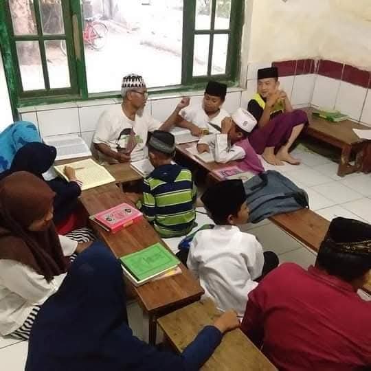 Ahmad Thoha Faz mengenal ajaran bumi datar setelah belajar langsung ke bapak kandung (KHA Zainuddin Shiddiq), yang sebelumnya belajar tafsir Jalalain di pesantren.