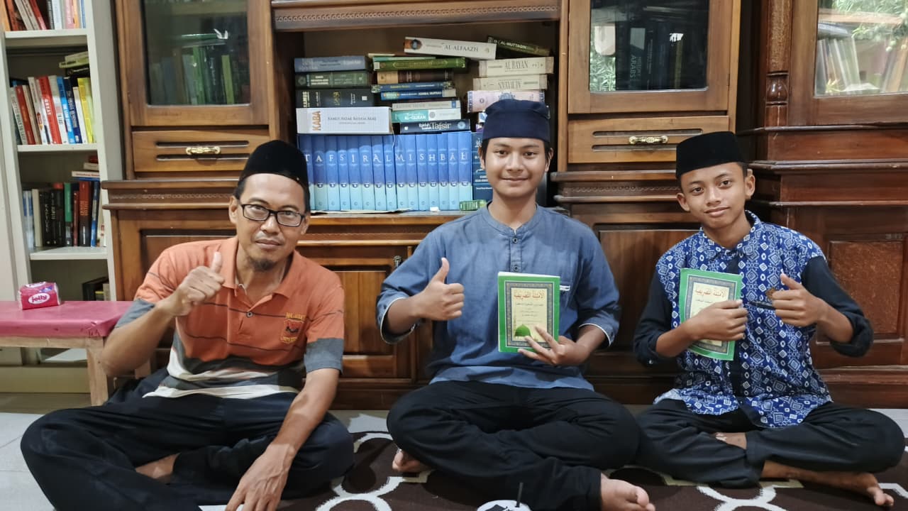 Ahmad Thoha Faz (kiri) bersama Hakan dan Alif yang sama-sama memegang kitab Amtsilatut Tashrifiyyah.
