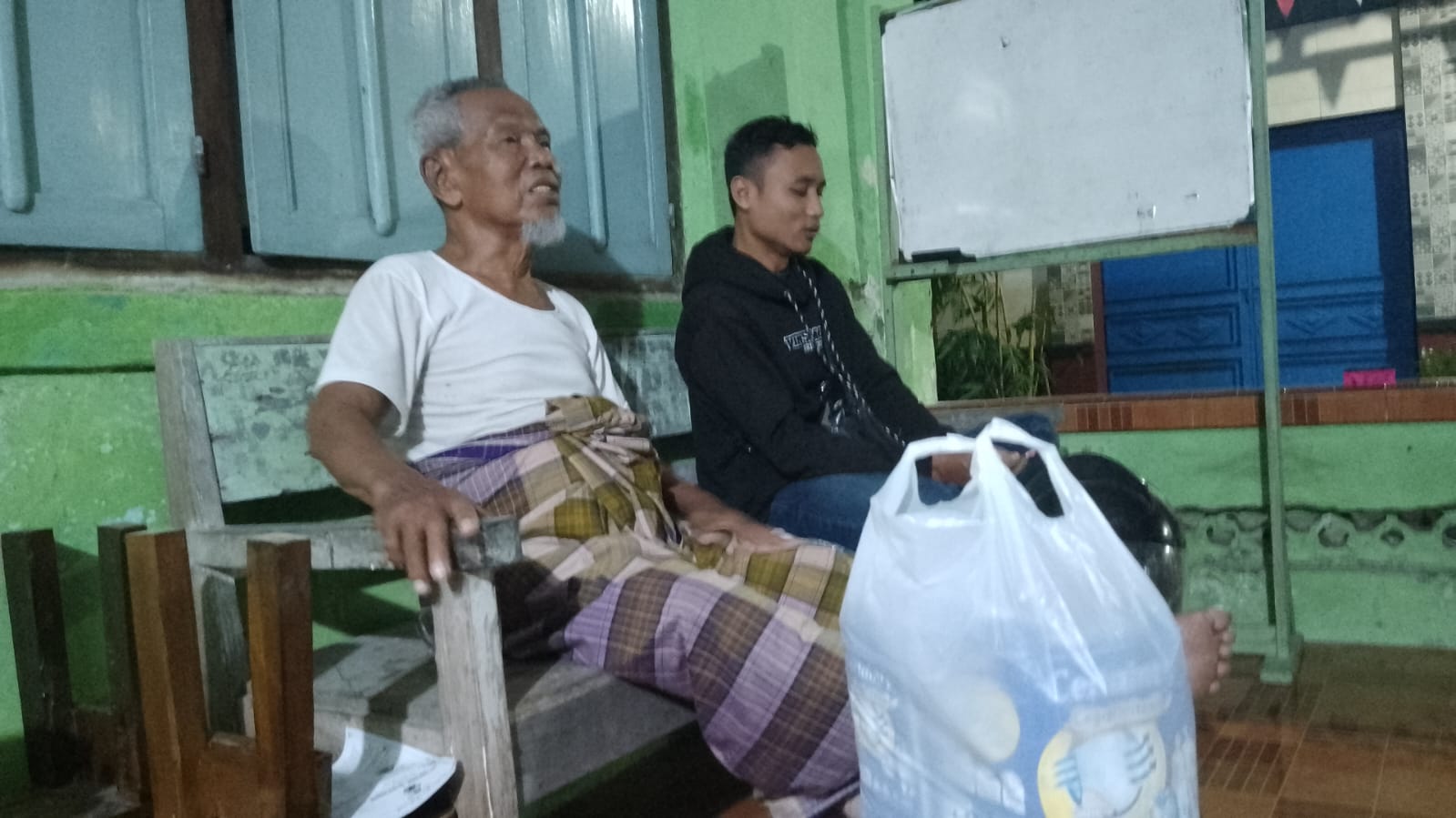 Bapak (KH A Zainuddin Shiddiq) menyambut driver belanja online