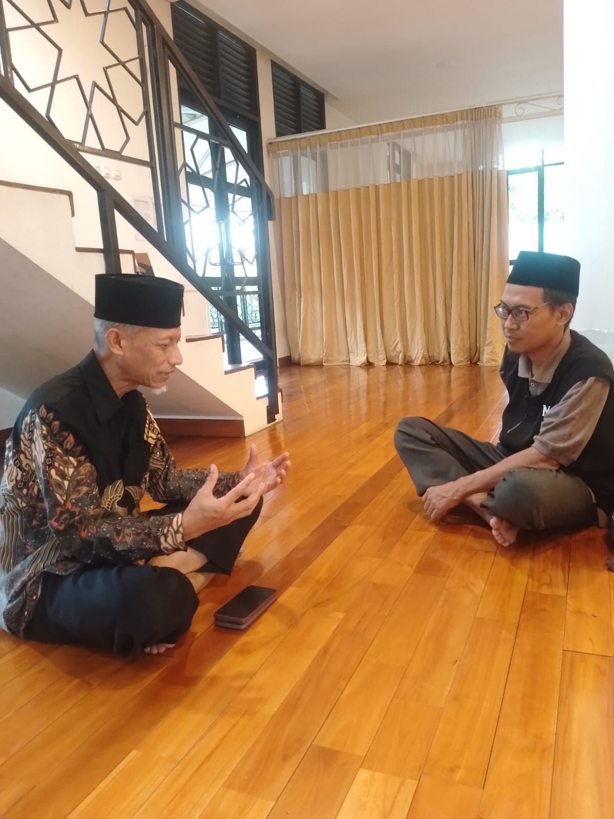  Pak Edi Sudrajat Ahmad berdiskusi dengan Ahmad Thoha Faz seusai rapat bersama Mutafannin Institute, Ahad, 15 Maret 2026.